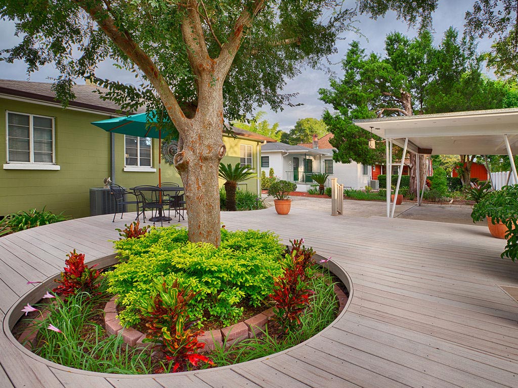 MoistureShield Vantage composite decking patio with an inset round planting area.