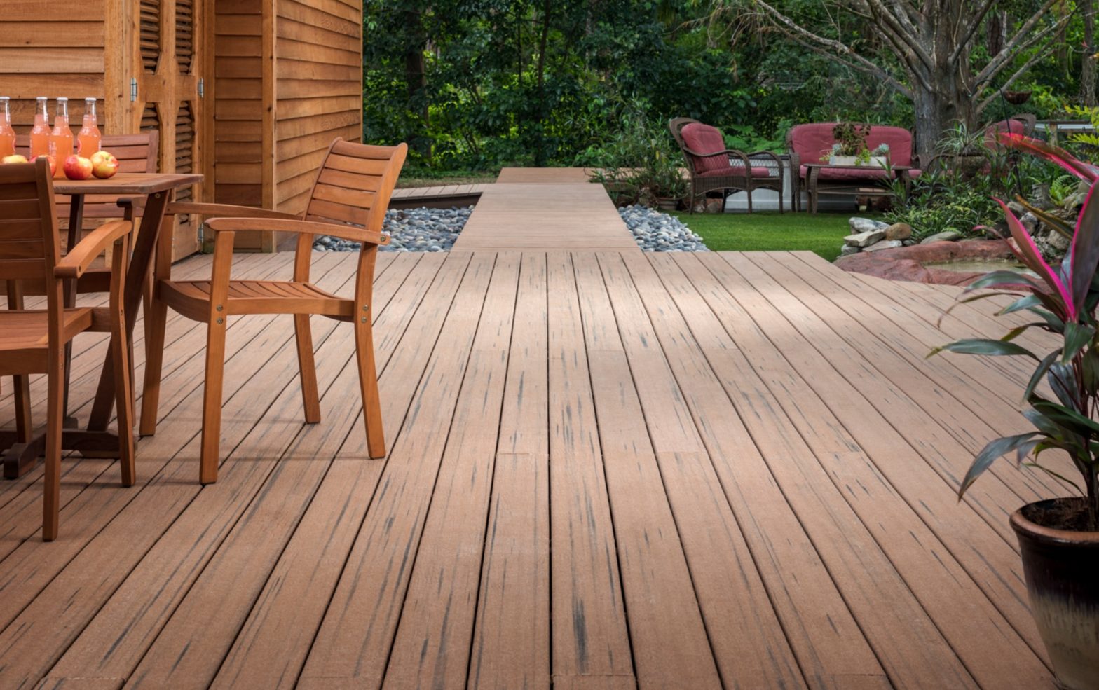 Les planches de terrasse en composite peuvent-elles toucher le sol